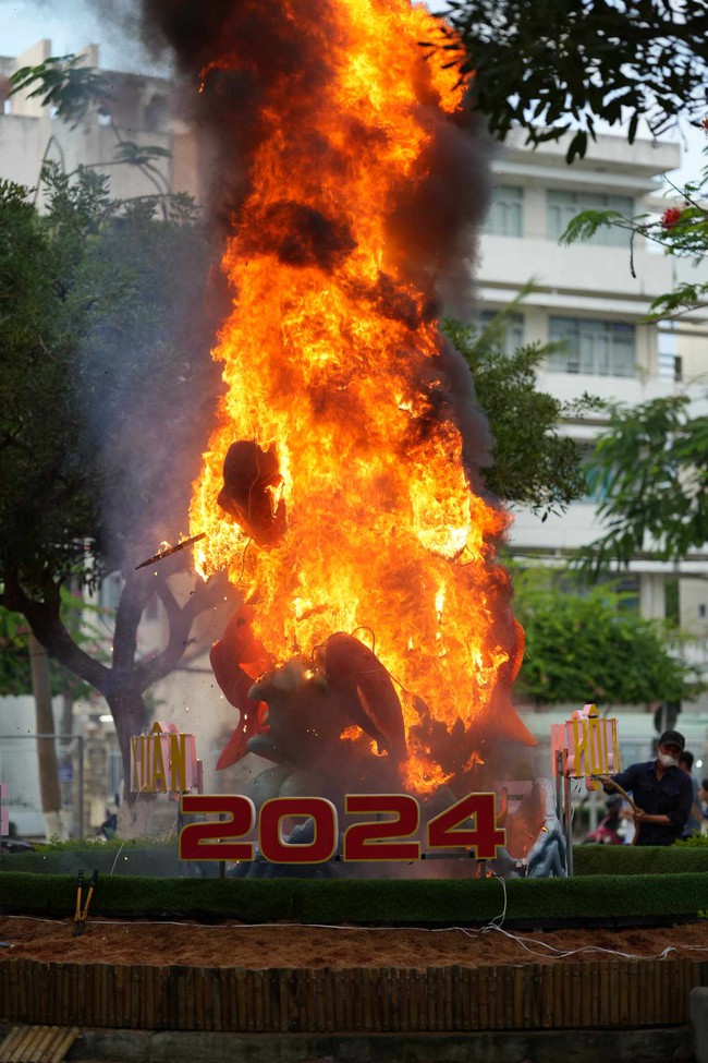 Linh vật rồng ở Nha Trang bốc cháy khi đang thi công - Ảnh 2.