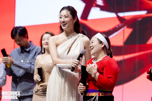 Hoa hậu Lương Thuỳ Linh khi làm MC gala WeChoice Awards: Nhan sắc đẹp không góc chết, được khen ngợi bởi chi tiết này - Ảnh 9.