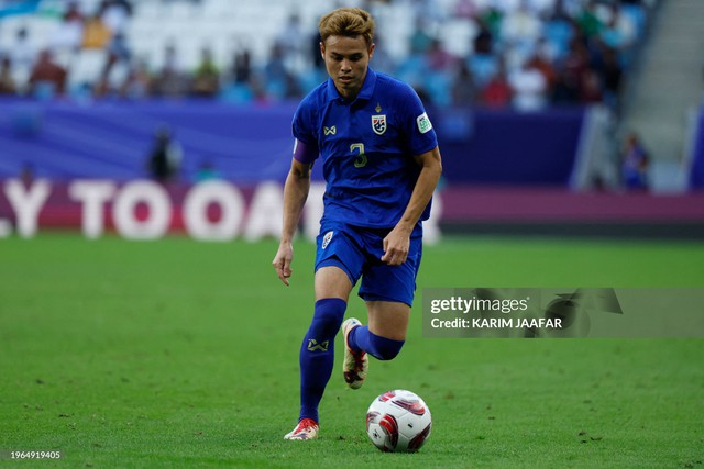 Theerathon mắc sai lầm tai hại, tuyển Thái Lan ngậm ngùi rời Asian Cup dù ghi siêu phẩm - Ảnh 2.