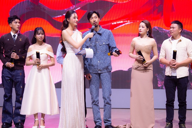 Hoa hậu Lương Thuỳ Linh khi làm MC gala WeChoice Awards: Nhan sắc đẹp không góc chết, được khen ngợi bởi chi tiết này - Ảnh 8.
