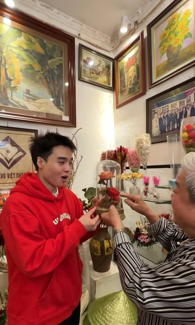 Cháu ngoại tiết lộ căn phòng ngàn đôcủa nghệ nhân ở Hà Nội, là người đầu tiên làm tranh bằng hoa khô trên thế giới - Ảnh 6.
