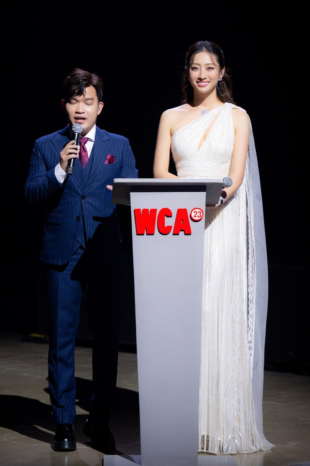 Hoa hậu Lương Thuỳ Linh khi làm MC gala WeChoice Awards: Nhan sắc đẹp không góc chết, được khen ngợi bởi chi tiết này - Ảnh 6.