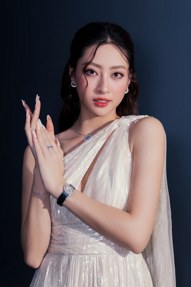 Hoa hậu Lương Thuỳ Linh khi làm MC gala WeChoice Awards: Nhan sắc đẹp không góc chết, được khen ngợi bởi chi tiết này - Ảnh 4.