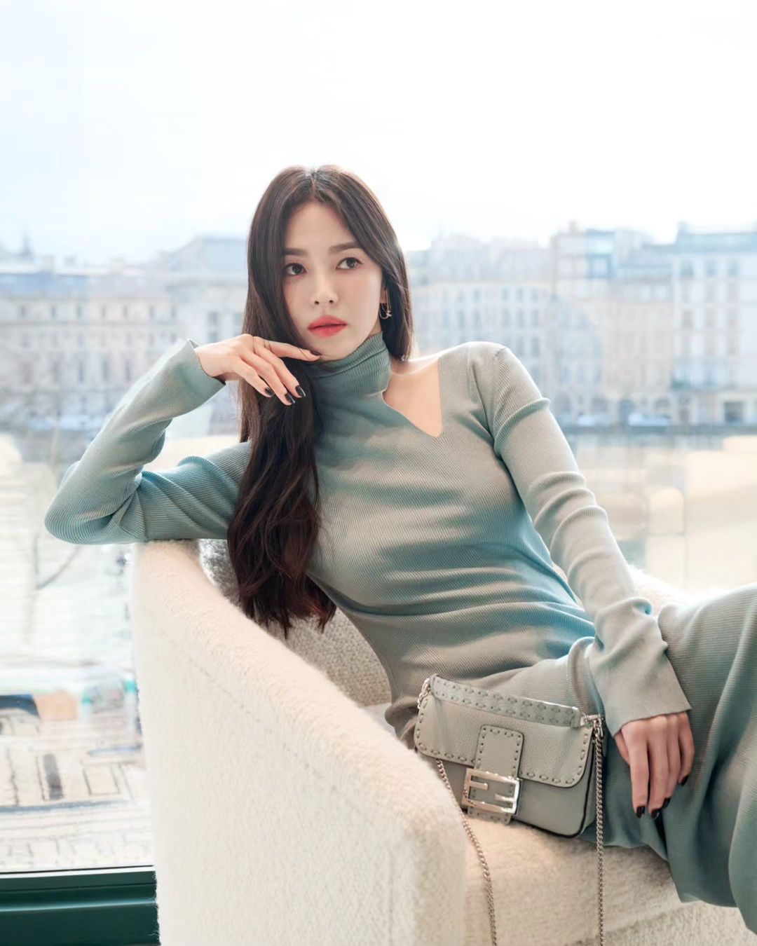 View - Song Hye Kyo yêu kiều trong bộ váy ôm sát, vóc dáng tuổi ngoài 40 sao lại trẻ trung thế này