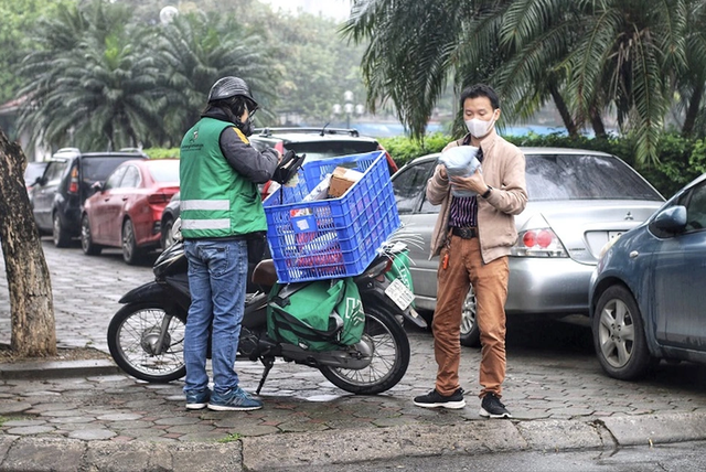 Hội shipper “ngập mặt” trong đơn hàng Tết: Không đình công nhưng đã quá tải... - Ảnh 1.