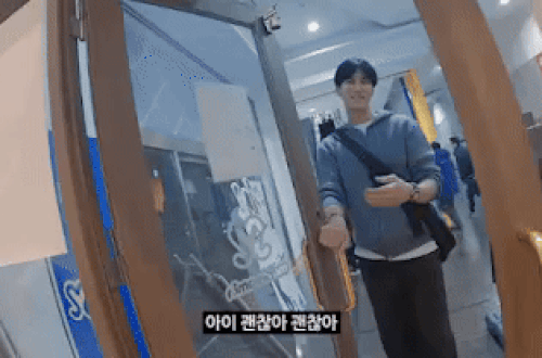 Dậy s&oacute;ng clip bạn trai cũ của Jisoo (BLACKPINK) xuất hiện ở qu&aacute;n c&agrave; ph&ecirc; hầu g&aacute;i, t&agrave;i tử c&oacute; th&aacute;i độ g&acirc;y b&atilde;o - Ảnh 4.