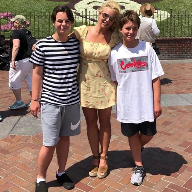 Quý tử 17 tuổi của Britney Spears đã có bạn gái, còn đưa người yêu đi tắm biển cùng bố và mẹ kế - Ảnh 12.
