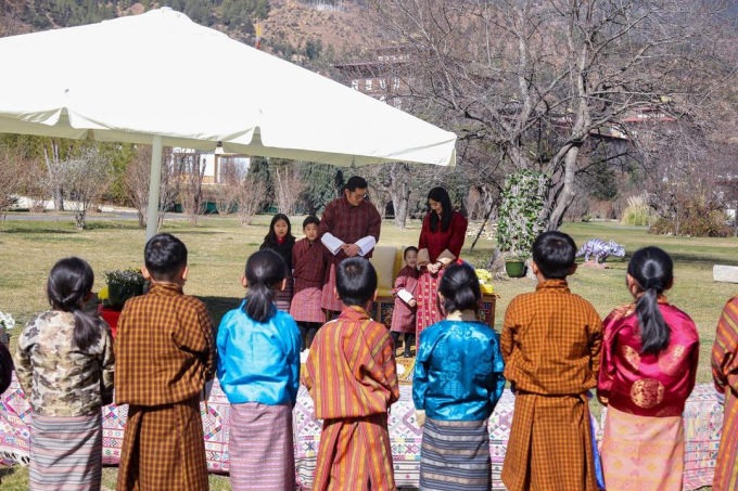 Vợ chồng hoàng hậu 'vạn người mê' của Bhutan đăng ảnh gia đình mừng năm mới, tiểu công chúa 3 tháng tuổi lập tức 'chiếm spotlight'