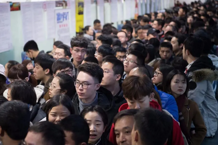 Lương tuyển dụng ở Trung Quốc giảm thấp kỷ lục, chỉ khoảng 35 triệu đồng