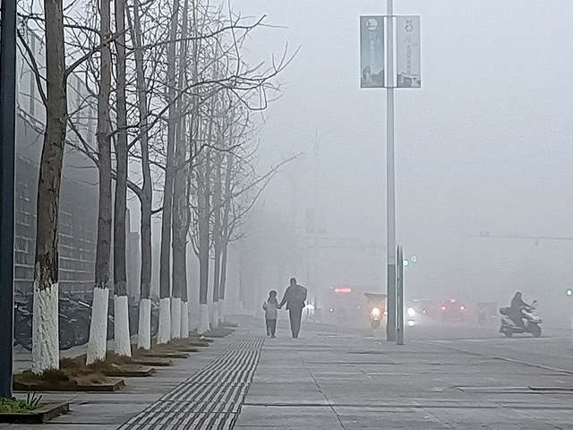 Sương mù kín đặc “vây” nhiều tỉnh Trung Quốc