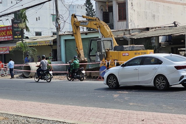 TP HCM: Điều tra người đàn ông nhặt ve chai tử vong trước công trình - Ảnh 1.