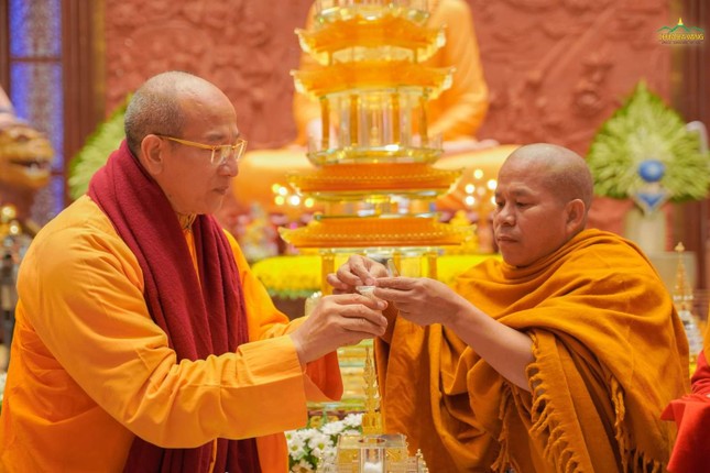 Trụ trì chùa Ba Vàng bị kỷ luật vụ “xá lợi tóc Đức Phật” - Ảnh 1.