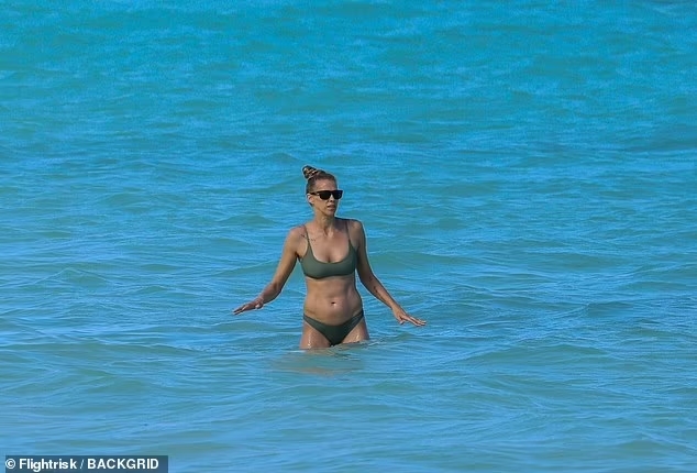 Quý tử 17 tuổi của Britney Spears đã có bạn gái, còn đưa người yêu đi tắm biển cùng bố và mẹ kế - Ảnh 10.