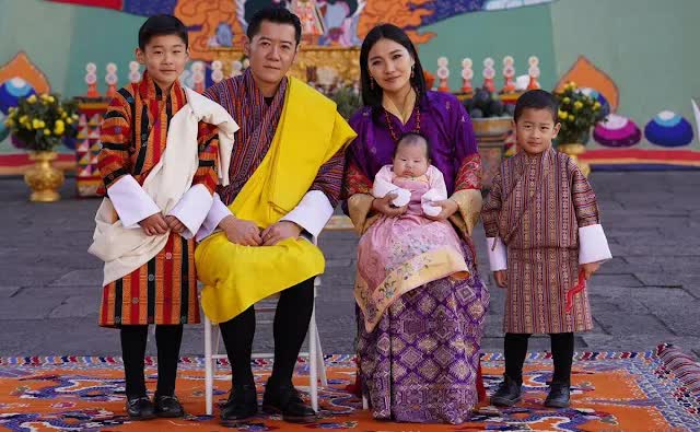 Vợ chồng Hoàng hậu 'nổi tiếng' Bhutan đăng ảnh gia đình mừng năm mới, công chúa nhỏ 3 tháng tuổi ngay lập tức 'chiếm spotlight'