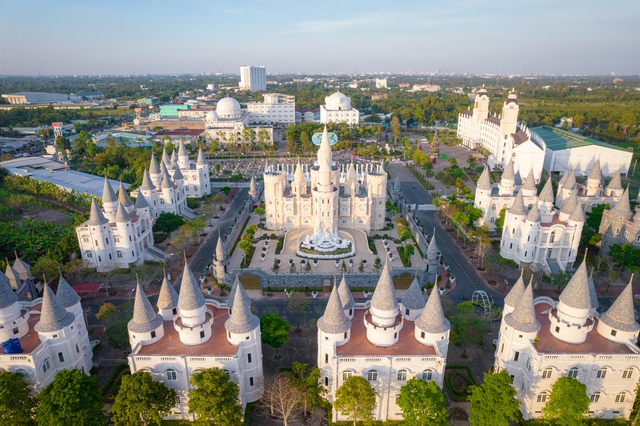 Trường đại học ở Hậu Giang g&acirc;y bất ngờ với kiến tr&uacute;c như trường ở Ch&acirc;u &Acirc;u: C&aacute;ch trung t&acirc;m 12km, c&oacute; cả c&ocirc;ng vi&ecirc;n giải tr&iacute; trong khu&ocirc;n vi&ecirc;n, sinh vi&ecirc;n đi học được chơi tr&ograve; cảm gi&aacute;c mạnh - Ảnh 4.
