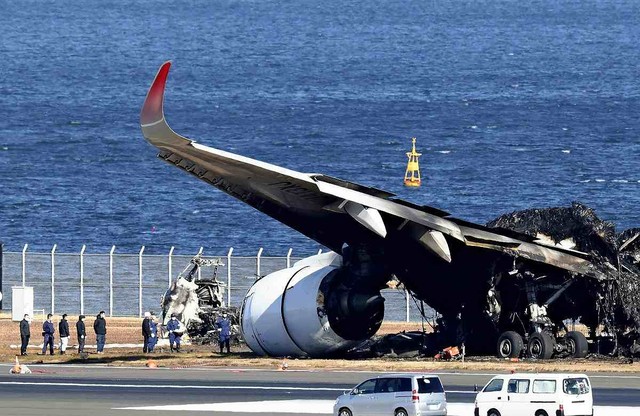 Quy trình điều tra vụ tai nạn máy bay Nhật Bản phức tạp - Ảnh 1.