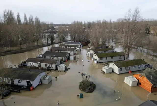 Mưa lớn, lũ lụt do ảnh hưởng của bão Henk tại Anh - Ảnh 6.