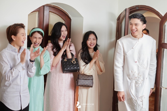 So sánh hai đám hỏi nổi tiếng: Ai sang chảnh hơn, ai gần gũi hơn?
