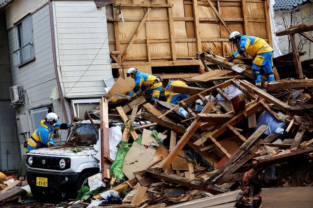Nhật Bản: Chạy đua tìm người sống sót dù đã qua 72 giờ vàng sau thảm họa động đất - Ảnh 4.