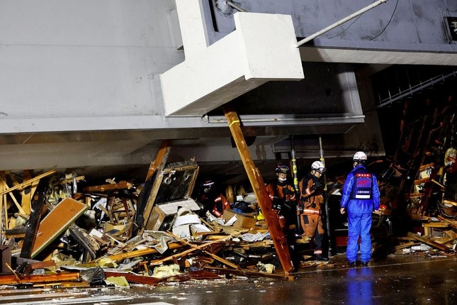 Nhật Bản: Chạy đua tìm người sống sót dù đã qua 72 giờ vàng sau thảm họa động đất - Ảnh 3.