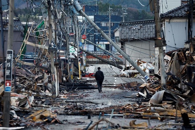Nhật Bản: Chạy đua tìm người sống sót dù đã qua 72 giờ vàng sau thảm họa động đất - Ảnh 1.
