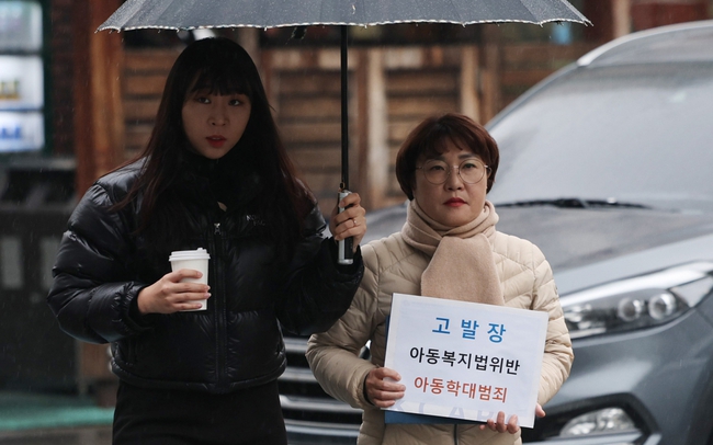 Kẻ tống tiền Lee Sun Kyun bị buộc tội lạm dụng trẻ em - Ảnh 2.