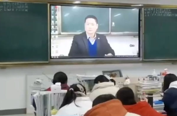 Bật máy chiếu giữa lớp, hình nền của thầy giáo vừa hiện ra khiến không học sinh nào dám nhìn thẳng vì quá sợ - Ảnh 3.
