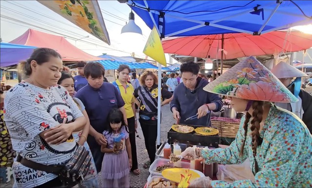 Rể Việt được mẹ vợ Thái Lan hộ tống đi bán bánh tráng nướng, khách đông không kịp thở, thu nhập bất ngờ - Ảnh 4.