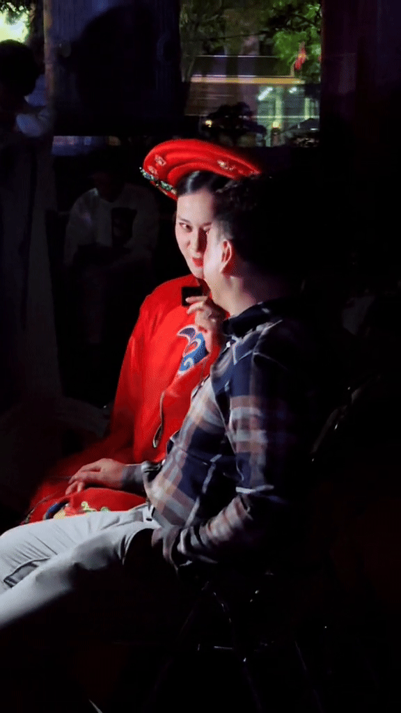 Shark B&igrave;nh hộ tống Phương Oanh v&aacute;c bụng bầu 5 th&aacute;ng đi sự kiện, tranh thủ thơm m&aacute; vợ trong hậu trường - Ảnh 2.