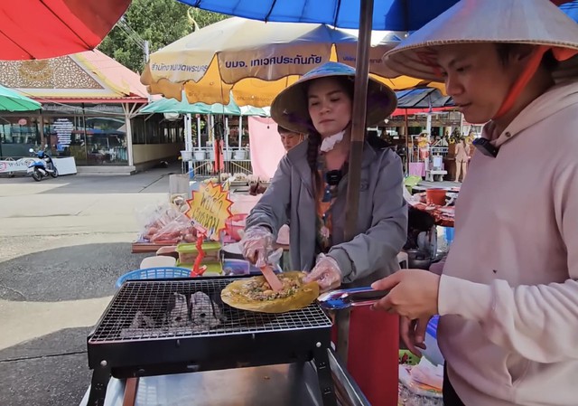 Rể Việt được mẹ vợ Thái Lan hộ tống đi bán bánh tráng nướng, khách đông không kịp thở, thu nhập bất ngờ - Ảnh 2.