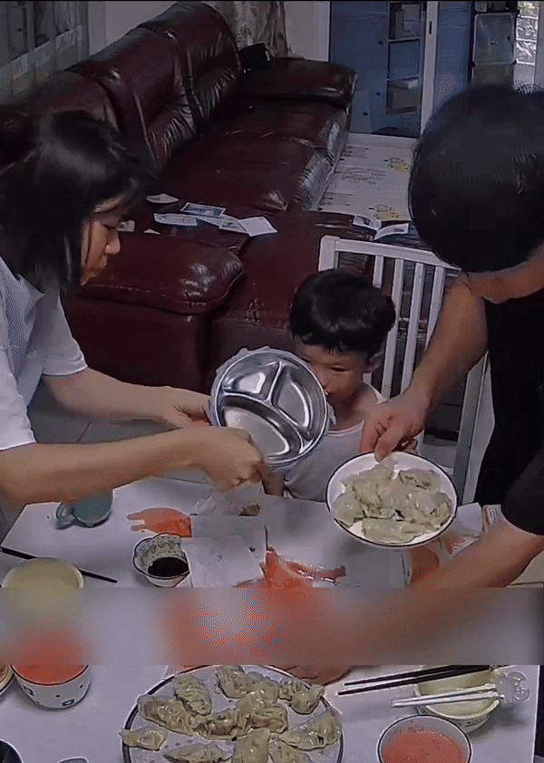 Con trai làm đổ nước ra bàn, bố mẹ không mắng mỏ mà làm điều này: Tương lai con không thành công mới lạ! - Ảnh 4. Con trai làm đổ nước ra bàn, bố mẹ không mắng mỏ mà làm điều này: Tương lai con không thành công mới lạ! - Ảnh 4.