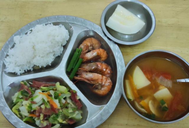 B&agrave; mẹ khoe suất ăn trưa gi&aacute; 27.000 đồng của con l&ecirc;n mạng: D&acirc;n t&igrave;nh soi 1 điểm, đồng loạt khuy&ecirc;n đổi trường gấp - Ảnh 2.