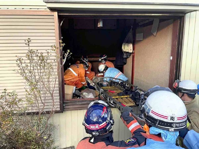 Động đất tại Nhật Bản: Cụ bà 90 tuổi được giải cứu thần kỳ sau gần 5 ngày mắc kẹt dưới đống đổ nát - Ảnh 1.