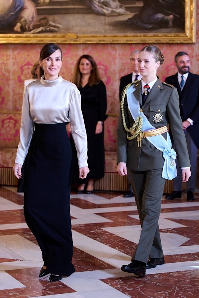 Nàng công chúa xinh đẹp nhất châu Âu xuất hiện đĩnh đạc trong bộ quân phục hoàng gia, lần đầu tiên trong đời tham dự sự kiện đặc biệt - Ảnh 7.