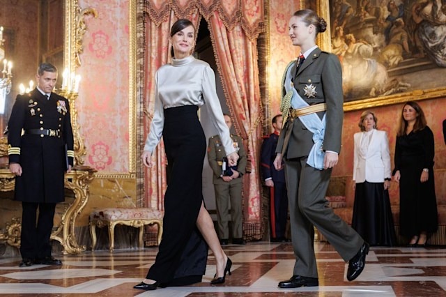 Nàng công chúa xinh đẹp nhất châu Âu xuất hiện đĩnh đạc trong bộ quân phục hoàng gia, lần đầu tiên trong đời tham dự sự kiện đặc biệt - Ảnh 6.
