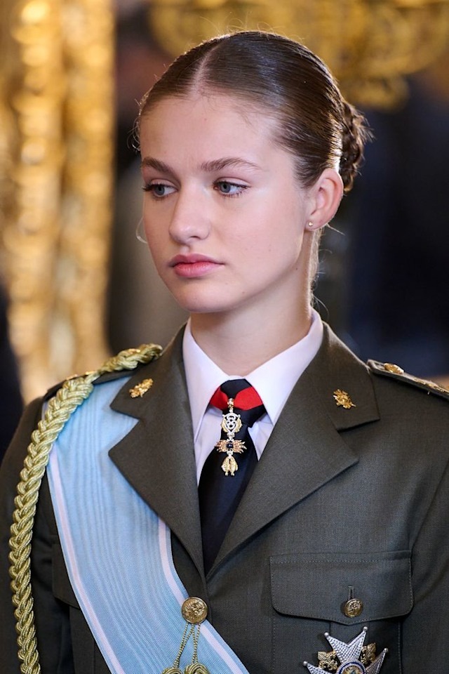 Nàng công chúa xinh đẹp nhất châu Âu xuất hiện đĩnh đạc trong bộ quân phục hoàng gia, lần đầu tiên trong đời tham dự sự kiện đặc biệt - Ảnh 4.