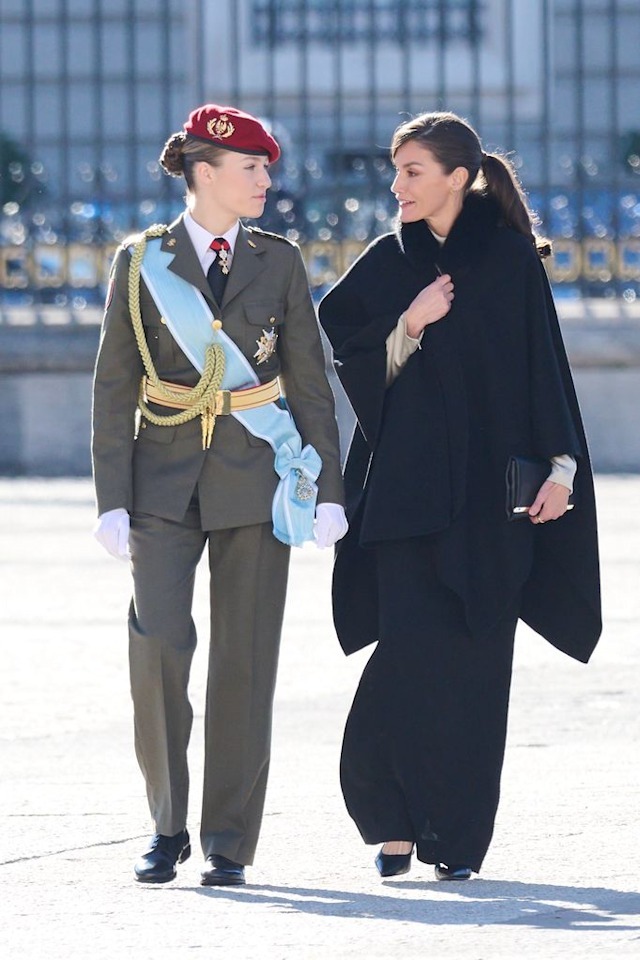 Nàng công chúa xinh đẹp nhất châu Âu xuất hiện đĩnh đạc trong bộ quân phục hoàng gia, lần đầu tiên trong đời tham dự sự kiện đặc biệt - Ảnh 2.