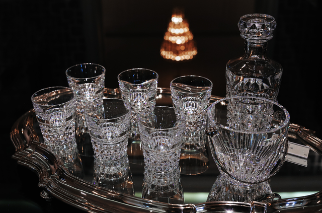 Cô gái review bộ ly 100 triệu…