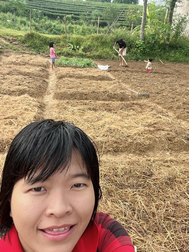 Đang làm chủ ở thành phố, đôi vợ chồng bất ngờ dọn lên núi làm nhà sàn, sống tự cung tự cấp - Ảnh 14.