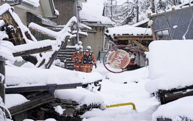 Tuyết dày cản trở công tác cứu hộ động đất tại Nhật Bản - Ảnh 1.