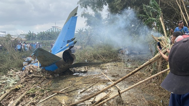 CLIP: Thời khắc phi công nhảy dù thoát nạn trước khi máy bay rơi ở Quảng Nam - Ảnh 1.
