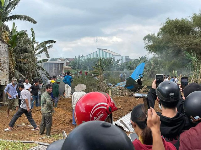 Máy bay quân sự rơi ở Quảng Nam gây tiếng nổ lớn - Ảnh 7.