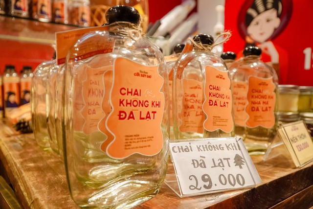 B&aacute;n kh&ocirc;ng kh&iacute; Đ&agrave; Lạt b&ecirc;n trong chai thủy tinh độc đ&aacute;o - Ảnh 3.