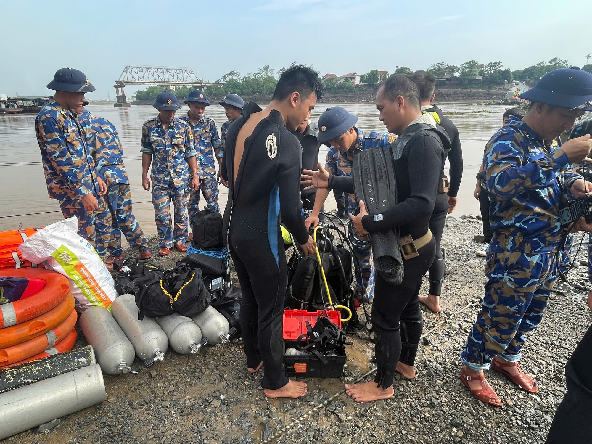 Vụ sập cầu Phong Châu: 30 người nhái tinh nhuệ của Đặc công Hải quân tìm kiếm nạn nhân mất tích- Ảnh 1.