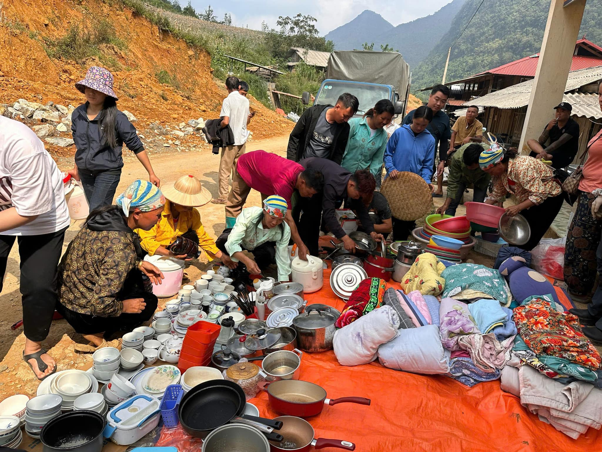 Siêu thị 0 đồng sau bão lũ: Những chiếc chảo đen dày cộp suýt bị "ế", câu hỏi sau đó của bà con khiến tất cả ngỡ ngàng- Ảnh 1.