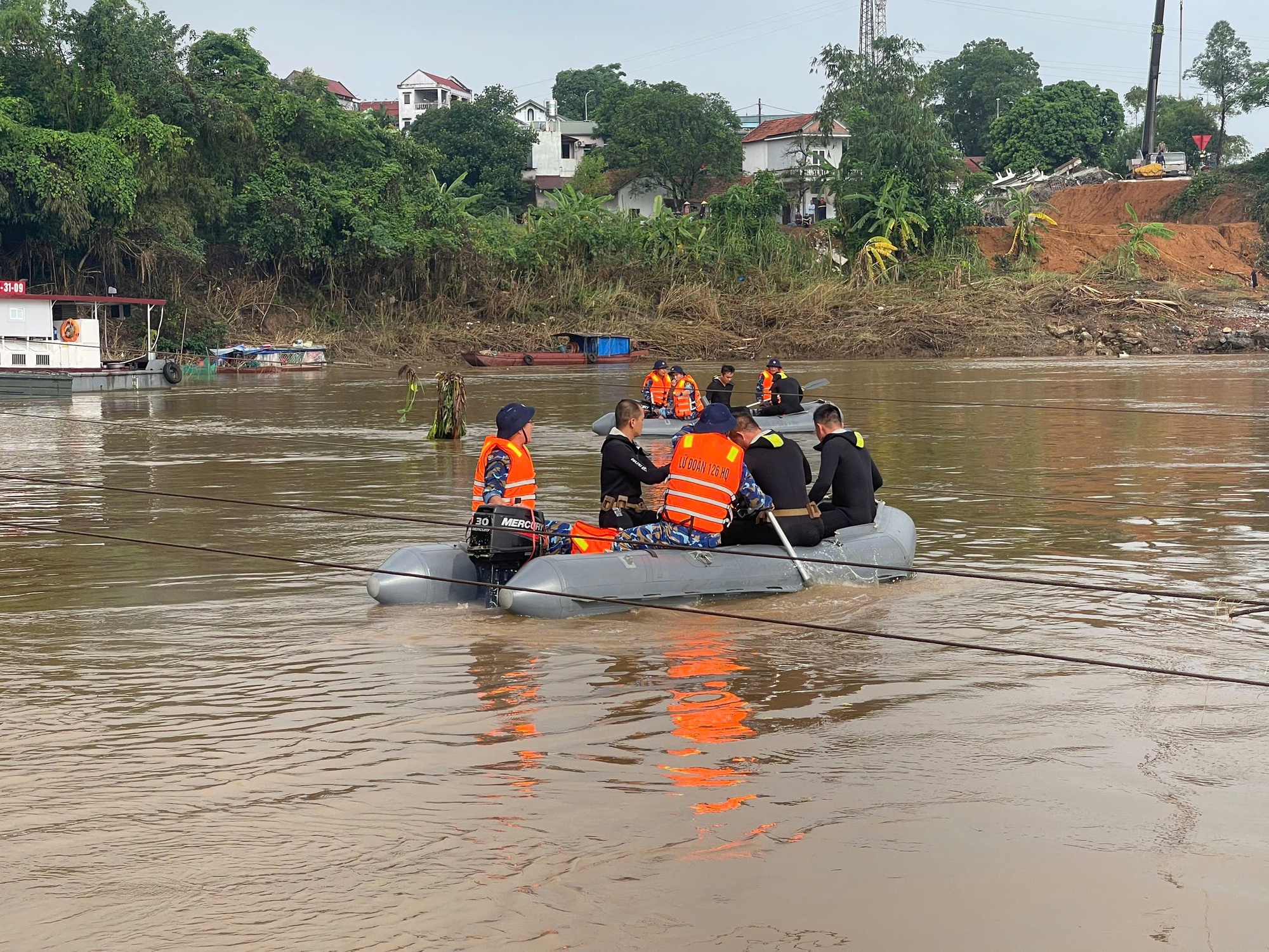 Vụ sập cầu Phong Châu: 30 người nhái tinh nhuệ của Đặc công Hải quân tìm kiếm nạn nhân mất tích- Ảnh 5.