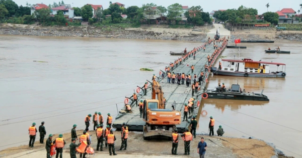 Tạm dừng hoạt động cầu phao Phong Châu: Tiết lộ nguyên nhân- Ảnh 1.