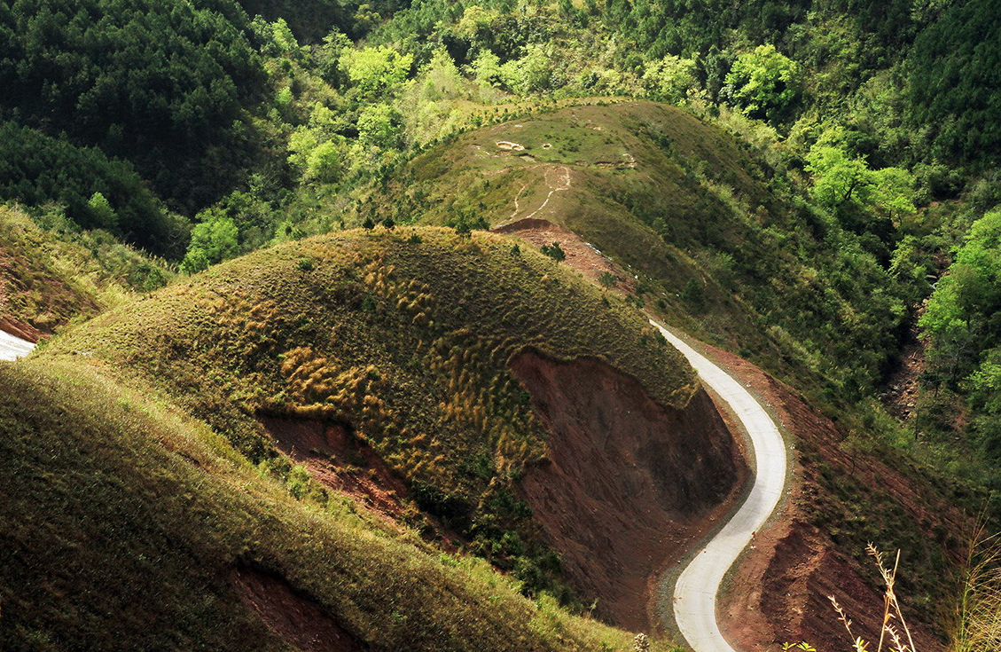 Ngoài biển, Quảng Ninh còn có một vùng núi hoang sơ được ví như "Sa Pa thu nhỏ", cách Hạ Long hơn 100km- Ảnh 4.