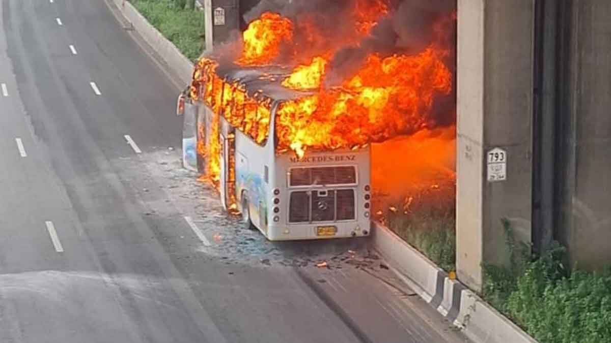 Hiện trường thương tâm vụ cháy xe bus đưa đón học sinh khiến ít nhất 25 người thiệt mạng: Toàn bộ bị thiêu rụi- Ảnh 1.