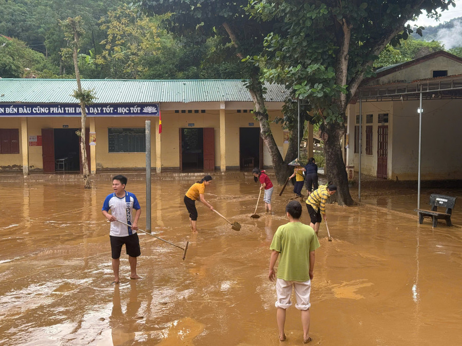 Trường ngập sâu bùn non, sách vở học sinh bị "nhấn chìm" sau trận lũ- Ảnh 1.